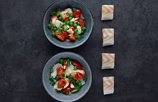 Stockfish with peas and tomato